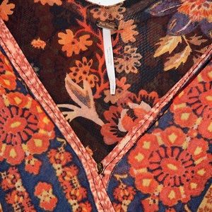 Free people printed sleeveless shirt. Elastic waist and loose fitting.